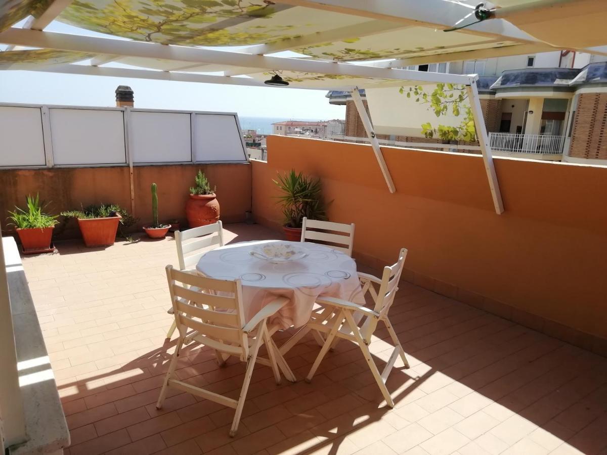 Ferienwohnung Terrazza Con Vista Nettuno Exterior foto